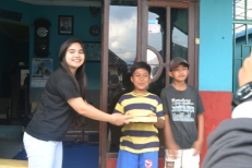 Penyerahan Hadiah Kepada Pemenang Lomba HUT RI ke-71 Desa Pujon Lor